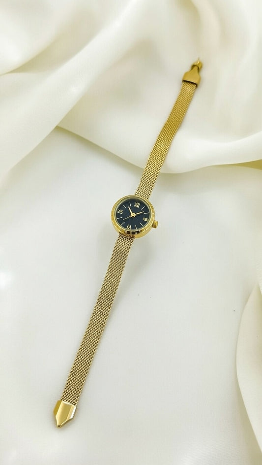 Elegant bracelet in golden watch style